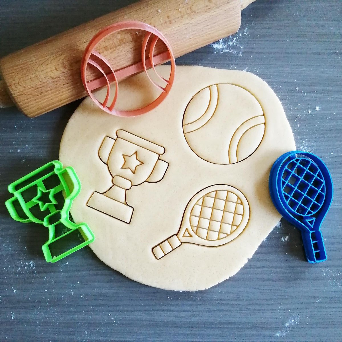 Koekjesvorm | 3-delige set | Tennis| Tennisracket - Tennisbal - Trofee | Cookie cutter | Uitsteekvorm | Bakvorm | 8cm