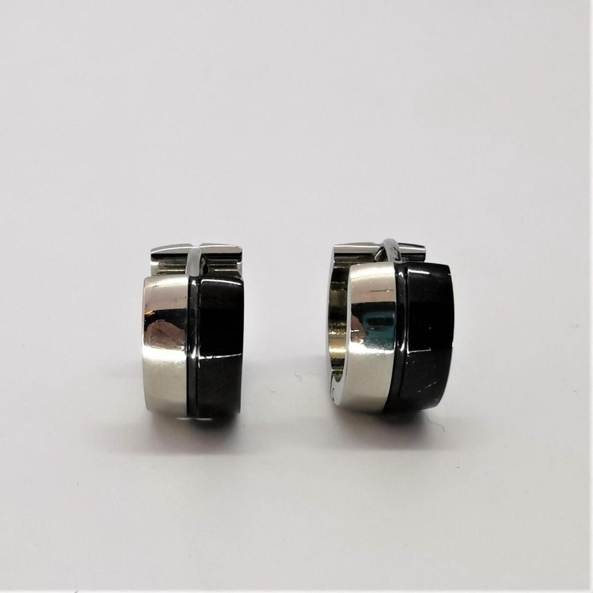 Unisex Chirurgisch staal oorringen dubbel kleur met ene lengte 1 helft zilverkleur en 1 helft zwart.
