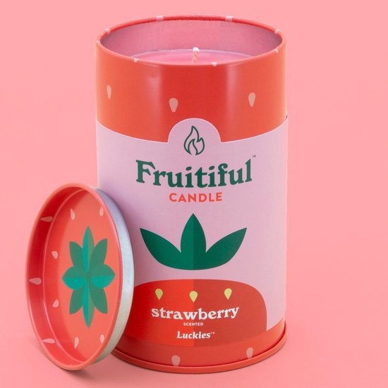 Fruitiful kaars in aardbeivorm, met de tekst 'strawberry scented'.