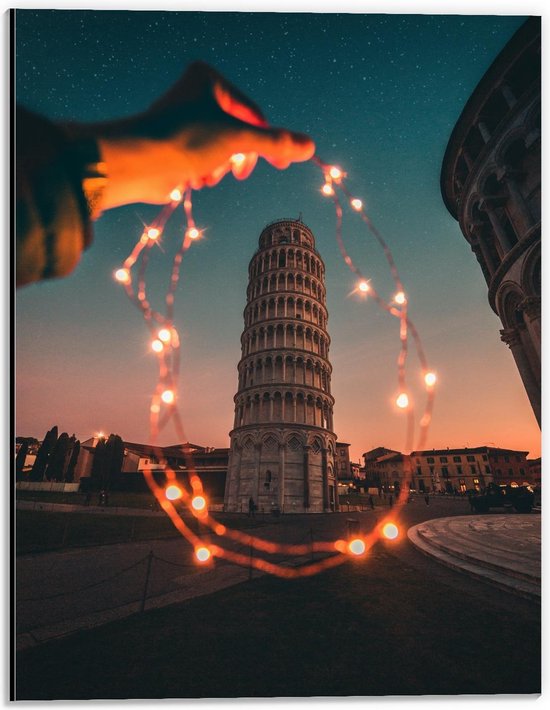 Dibond - Toren van Pisa met Lichtjes - 30x40cm Foto op Aluminium (Wanddecoratie van metaal)