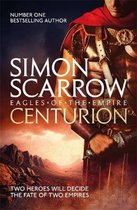 Boekcover 'Centurion' van Simon Scarrow, deel van 'Eagles of the Empire'. Een Romeinse centurio in vol ornaat, met rode cape en gouden harnas, staat tegen een dramatische zonsondergang boven rotsachtige bergen.