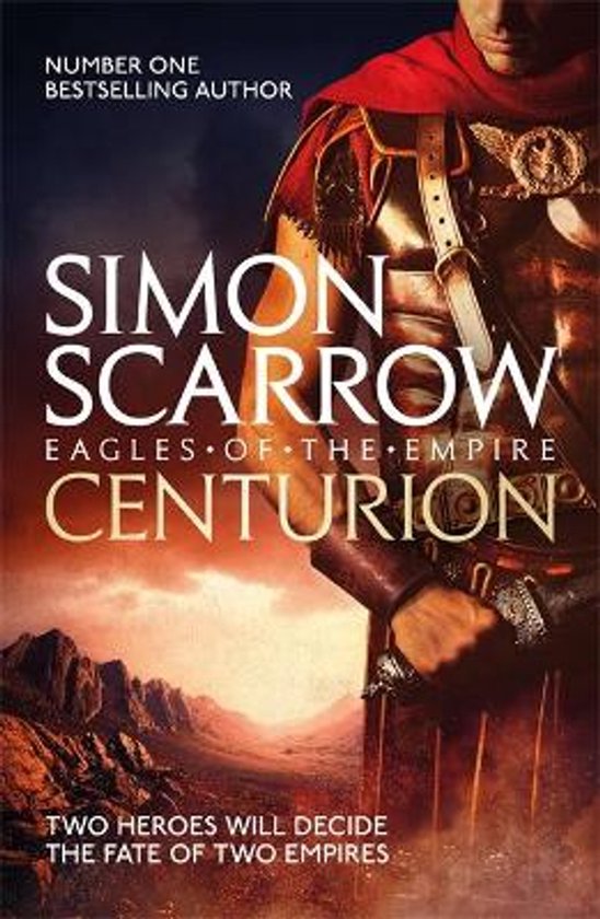 Boekcover 'Centurion' van Simon Scarrow, deel van 'Eagles of the Empire'. Een Romeinse centurio in vol ornaat, met rode cape en gouden harnas, staat tegen een dramatische zonsondergang boven rotsachtige bergen.