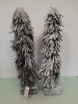 Twee decoratieve kerstbomen. Met nepsneeuw