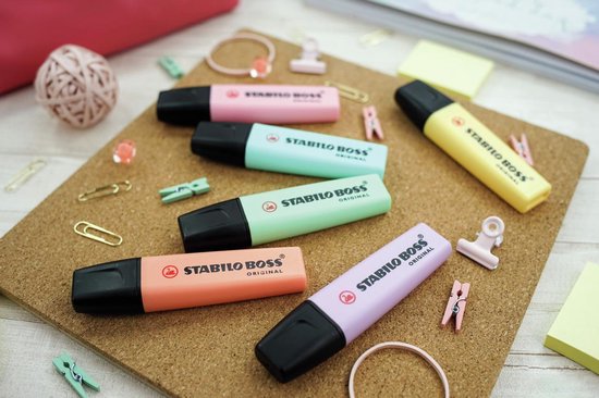 Meerdere STABILO BOSS ORIGINAL markers in pastelkleuren: perzik, paars, mintgroen, roze en geel.