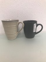 Mokken - twee stuks - gladde zwarte en een rimpelige witte met zwarte accenten