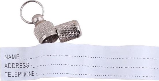 Een zilverkleurige metalen adreskoker met schroefdop, met een ring voor aan een halsband. Een papieren strook met 'NAME', 'ADDRESS', 'TELEPHONE' is ernaast gelegd.
