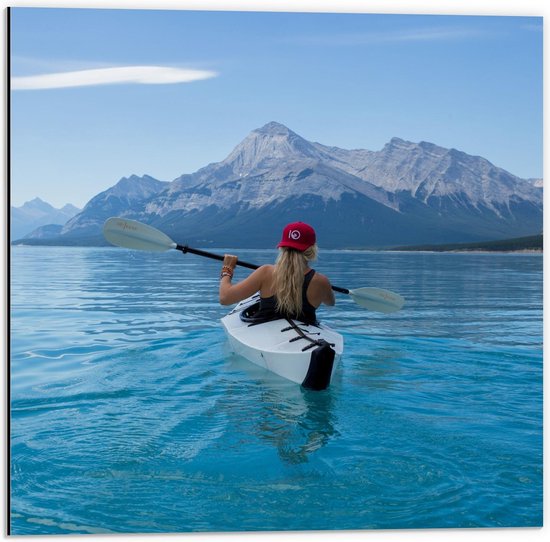 Dibond - Vrouw in een Kano Tussen de Bergen in Mooi Blauw Water - 50x50cm Foto op Aluminium (Met Ophangsysteem)