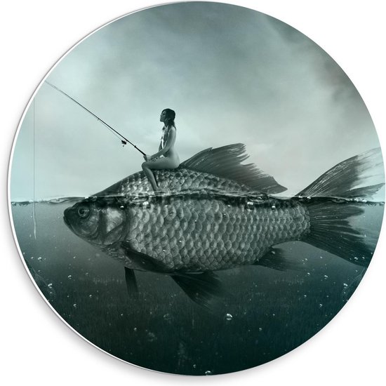 Forex Wandcirkel - Vrouw Met een Hengel op een Grote Vis - 30x30cm Foto op Wandcirkel (met ophangsysteem)