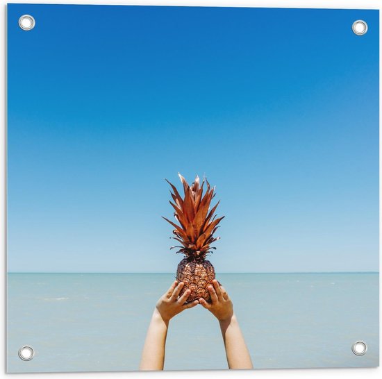 Tuinposter – Gouden Ananas bij Zee - 50x50cm Foto op Tuinposter  (wanddecoratie voor buiten en binnen)