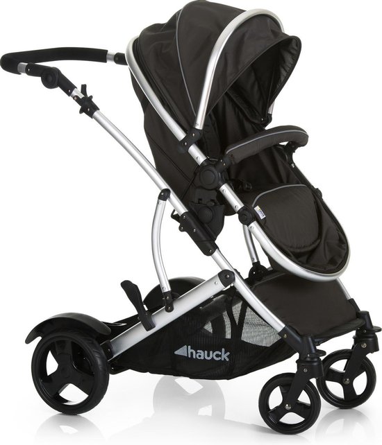 Zwarte kinderwagen met zilveren frame, met één zitje en een extra zitje eronder.