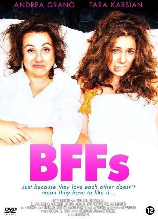 Twee vrouwen, Andrea Grano en Tara Karsian, liggen in bed. De filmtitel 'BFFs' is groot in beeld.