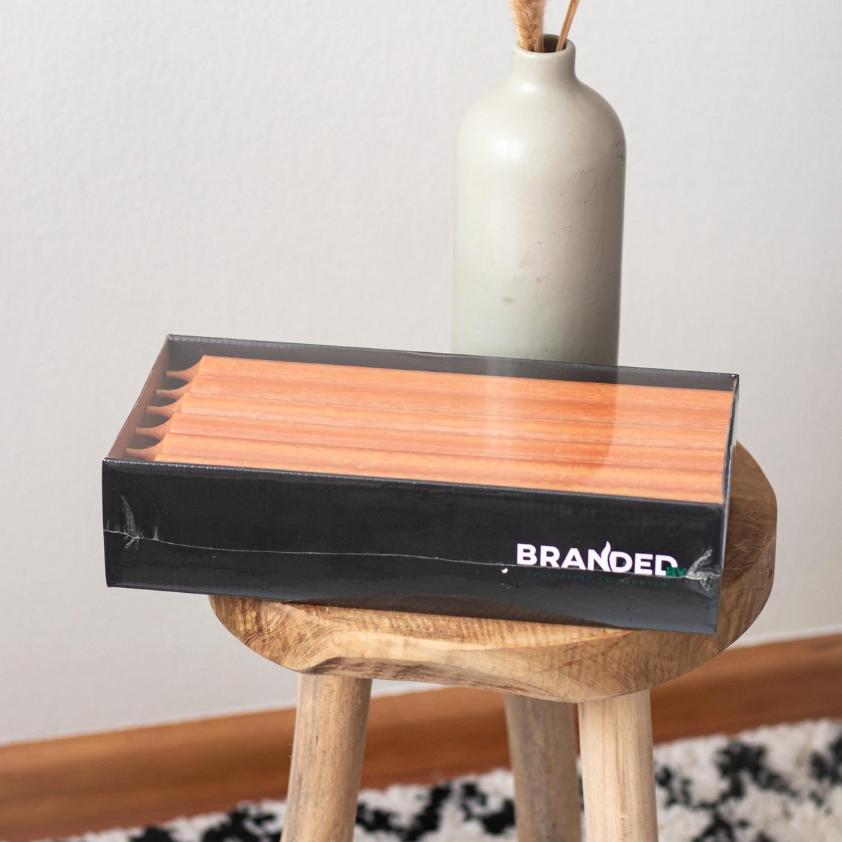 Branded By | Lange dinerkaarsen 28 cm | Cognac kleur 18 stuks | 10 branduren