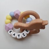 Meisje kraamkado - bijtring met naam Unicorn - pastelkleuren - gepersonaliseerd kraamcadeau