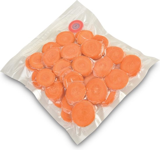 Un sac sous vide rempli de rondelles de carottes. Le sac a une valve rouge et est scellé hermétiquement.