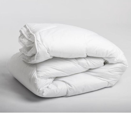 Wit 4-seizoenen dekbed, 200x220 cm, opgevouwen.