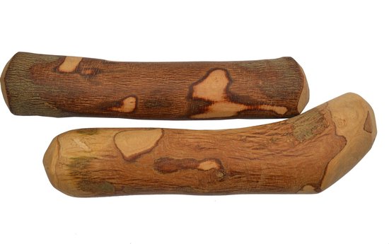 Twee ruwe, bruine olijfhouten kauwstokken met grillige, lichte patronen. Eén stok is breder en gekromd.