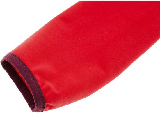 Close-up van de rode mouw van een fietsshirt met paarse binnenzijde aan de pols.