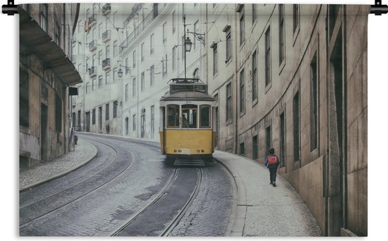 Wandkleed Tram - De gele tram rijdt omhoog in de steile straten van Lissabon Wandkleed katoen 90x60 cm - Wandtapijt met foto