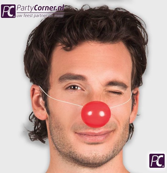 Man met een rode clownsneus en een knipoog. PartyCorner.nl staat op de achtergrond.