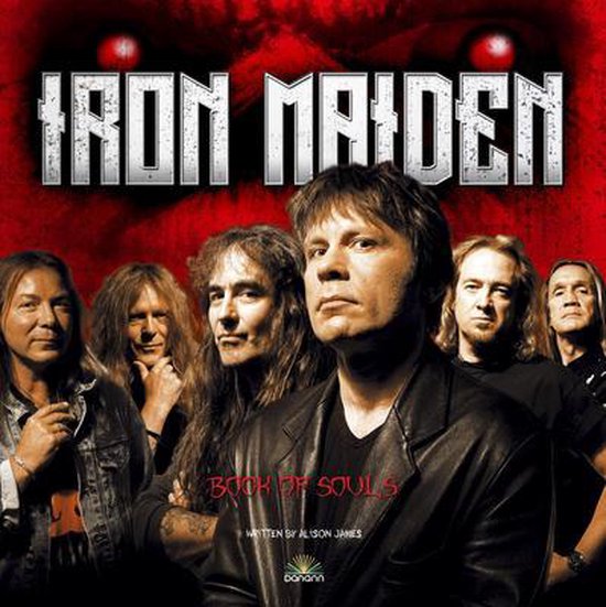 De band Iron Maiden met op de voorgrond Bruce Dickinson, geflankerd door bandleden. Text "IRON MAIDEN BOOK OF SOULS".