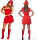 Collage van een vrouw in rood brandweerpak, met voor- en achterzicht. Inclusief helm en rode laarzen.