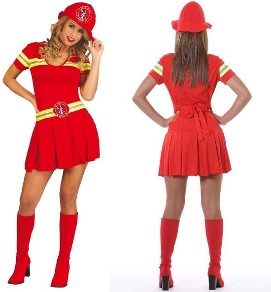 Collage van een vrouw in rood brandweerpak, met voor- en achterzicht. Inclusief helm en rode laarzen.