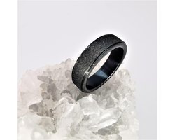 Schitterend dames edelstaal Stardust zwart ring maat 19. Stardust is glitters als diamant en zwart kleur erg chique om elke vinger.
