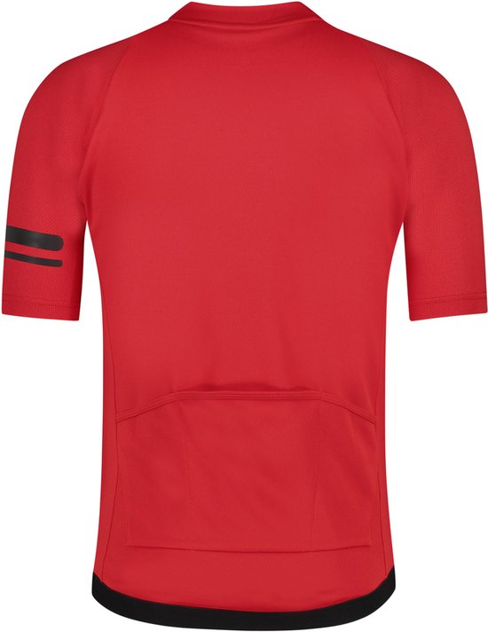 Achterkant rood fietsshirt met zwarte bandjes op de mouw.