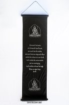 Boeddha - Wanddoek - Wandkleed - Wanddecoratie - Spreuken - Meditatie - Filosofie - Spiritualiteit - Zwart Doek - Witte Tekst - 122 x 35 cm.