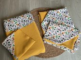 Babyuitzet okergeel met jungle dieren. Aankleedkussenhoes - ledikantdeken - wikkeldoek - wiegdeken