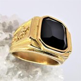 Goudkleur edelstaal zegelring met zwart  edelsteen maat 23. Mooie bewerkt zijkant met draak motief, prachtig ring om te dragen bij elke outfit en ook leuk om te geven.