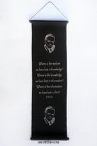 T.S. Eliot - Wanddoek - Wandkleed - Wanddecoratie - Muurdecoratie - Spreuken - Meditatie - Filosofie - Spiritualiteit - Zwart Doek - Witte Tekst - 122 x 35 cm.