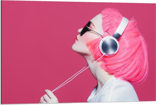 Dibond - Vrouw met Roze Haar en Koptelefoon - 90x60cm Foto op Aluminium (Wanddecoratie van metaal)