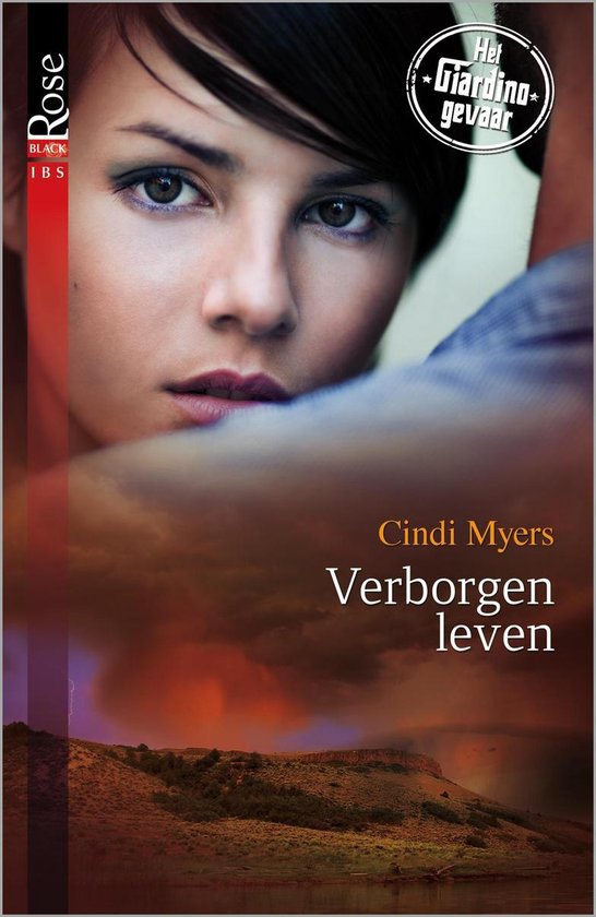 Een vrouw met donker haar en groene ogen kijkt naar de camera. Op de achtergrond een landschap met wolken en bergen. Titel: Verborgen leven.