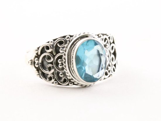 Bewerkte zilveren ring met blauwe topaas - maat 16.5
