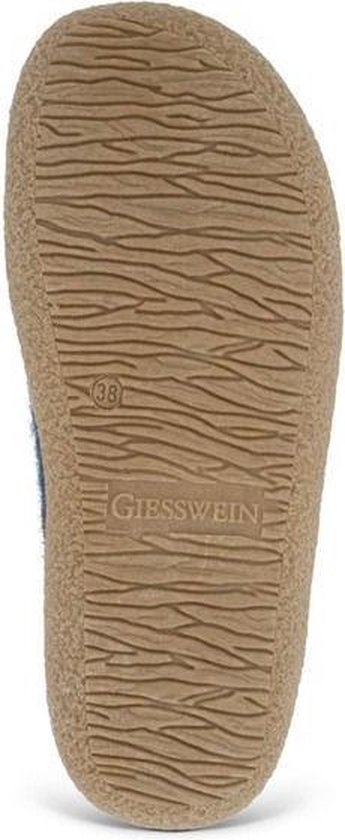 Onderkant van een donkerblauwe wollen pantoffel met een gevlochten zool met Giesswein logo en maataanduiding.