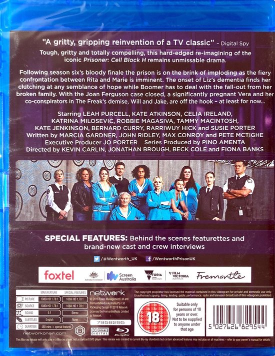Achterkant van de Wentworth Prison Blu-ray box set van Seizoen Zeven, met een groepsfoto van de cast en productdetails.