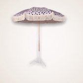 Vintage strandparasol met zwarte vlek