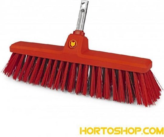 WOLF Garten straatbezem met brede rode borstels en een rood handvat. Wolf-Garten logo.