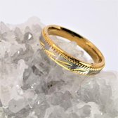 Goudkleur RVS ring maat 19 met geborsteld zilver oppervlak en goudkleur schuin streep erin verwerkt. Deze ring is zowel geschikt voor dames en heren.