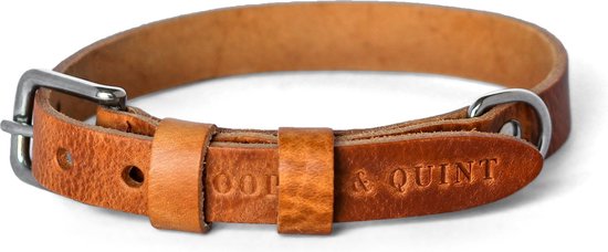 Bruin leren hondenband met zilverkleurige gesp en 'COOPER & QUINT' inscriptie, geïsoleerd op een witte achtergrond.
