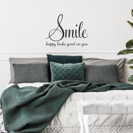 Deco Kwoots - muursticker - zwarte letters - quote - Smile happy looks good on you - interieur - positiviteit
