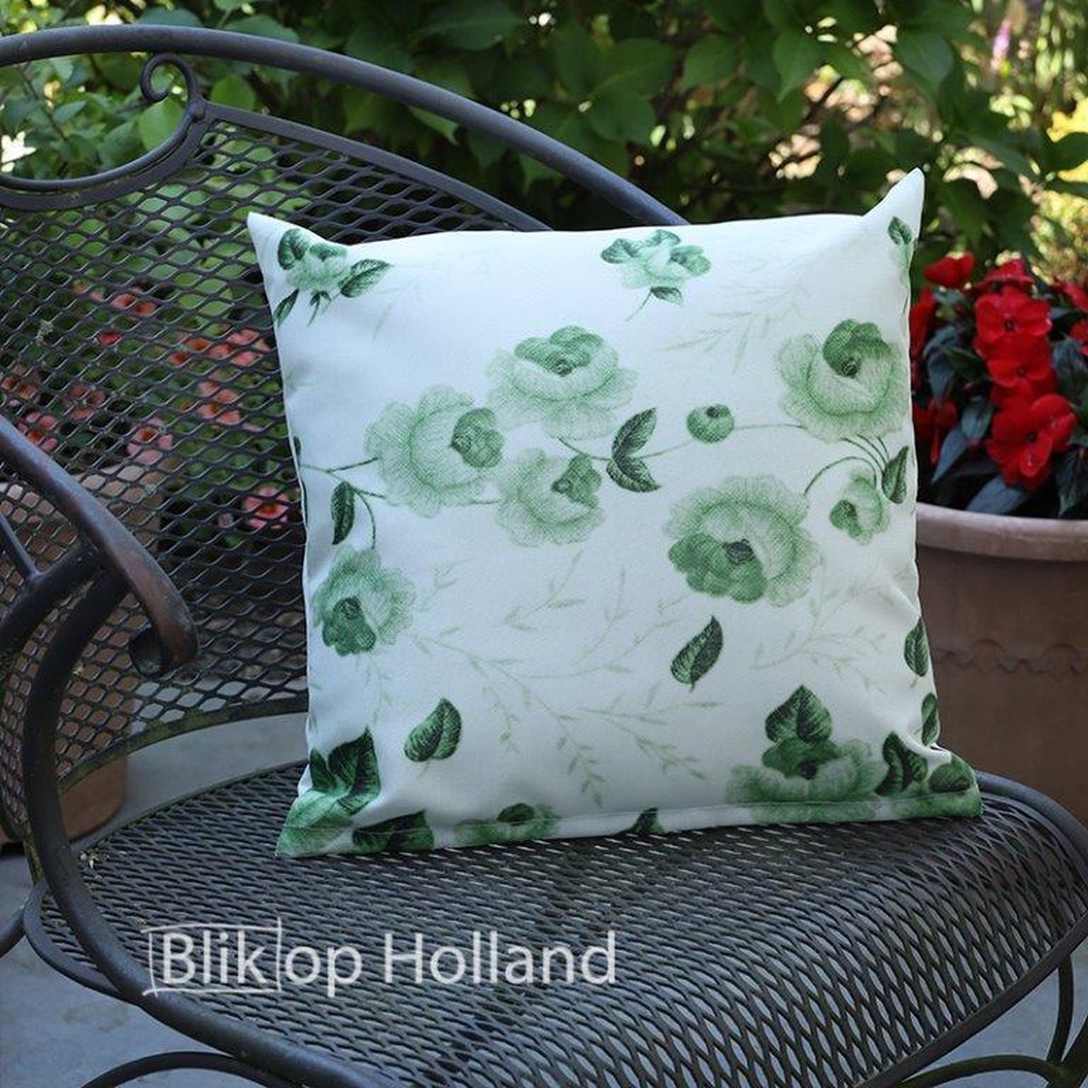 HUGS buitenkussen | bloemenkussen | groen | uniek tuinkussen | outdoor | terras aankleding | waterafstotend