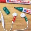 Groene en rode edding 3000 markers naast witte oordopjes met rode en groene accenten.