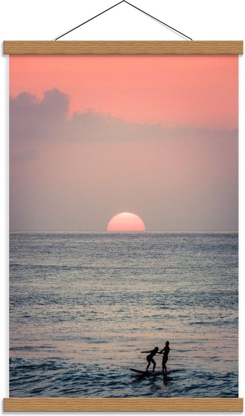 Schoolplaat – Surfende Mensen op de Zee Tijdens een Mooie Zonsondergang - 40x60cm Foto op Textielposter (Wanddecoratie op Schoolplaat)