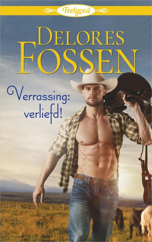 Een man met een cowboyhoed en een open geruit overhemd draagt een zadel over zijn schouder.