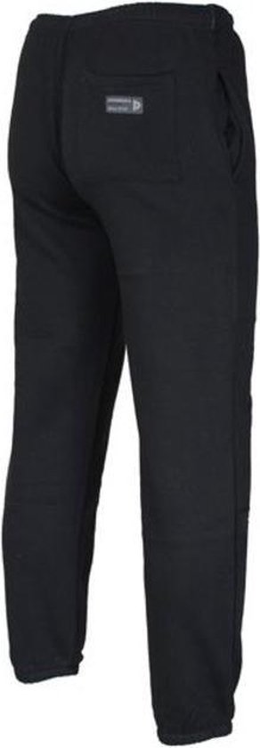 Achterkant van een zwarte Donnay joggingbroek met logo op de achterzak.