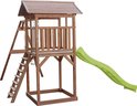 Houten speelhuis met groene glijbaan en trap, op witte achtergrond.