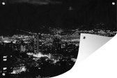 Tuinposter Zwart-wit skyline van het Colombiaanse Medellín tijdens de avond - 130x80 cm - Wanddecoratie Buiten - Tuinposter - Tuindoek - Schuttingposter - Tuinschilderij