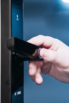 Smartklink - slimme deurklink - deurklink zwart - deurkruk - deurklink - deurklink vergrendeling - deurklinken - smart home producten - google home - smart lock - deurklink vingera
